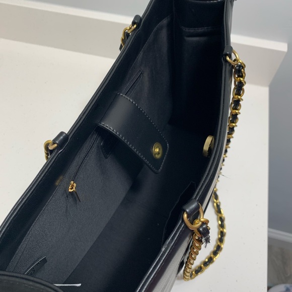 Black leather medium tote - Picture 5 of 8